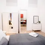 Very central spacious AC apartment