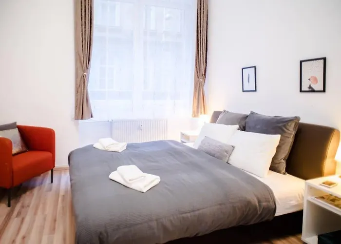 Very central spacious AC apartment